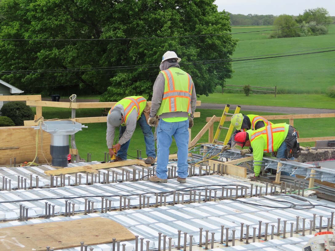 Bridge deck installation at St. Georges Bridge, Delaware; photo by Ed Voigt, U.S. Army Corps of Engineers